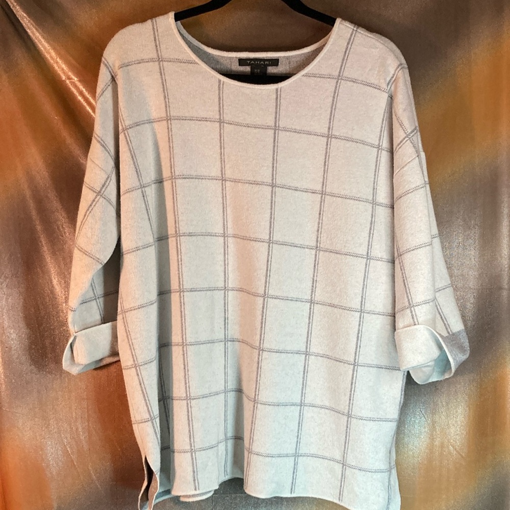 Tahari wide neck light gray plaidโ viscose/poly sweater 3/4 sleeve 2X. 403